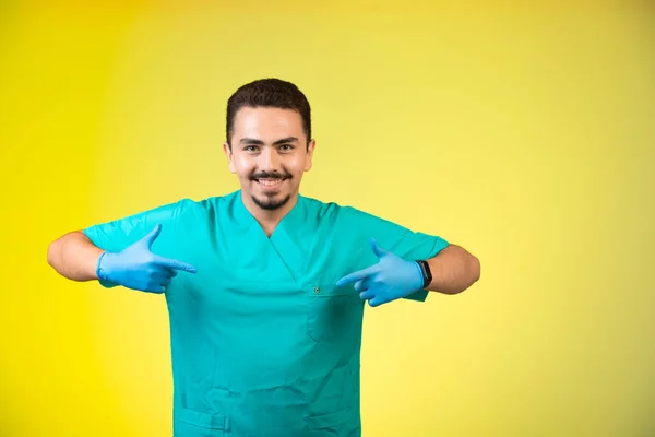 Arzt Uniform Und Handmaske Auf Gelbem Hintergrund Hochwertiges Foto — Stockfoto