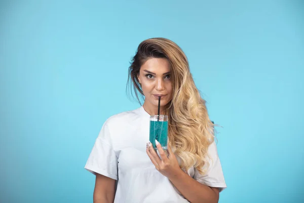 Jovem Camisa Branca Bebendo Coquetel Azul Foto Alta Qualidade — Fotografia de Stock