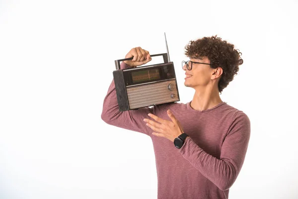 Cabello Rizado Niño Gafas Ópticas Sosteniendo Una Radio Vintage Sus —  Fotos de Stock