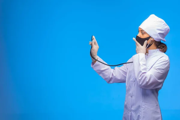 Young Nurse Black Face Mask Checks Patient Stethoscope While Covering — Stock Photo, Image