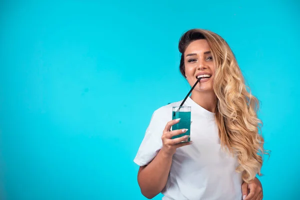 Jovem Camisa Branca Bebendo Coquetel Azul Foto Alta Qualidade — Fotografia de Stock