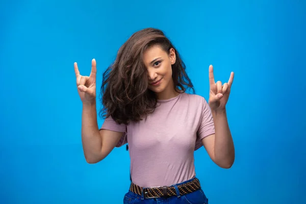 Jong Meisje Maakt Vrede Symbool Met Vingers Ziet Positief Uit — Stockfoto