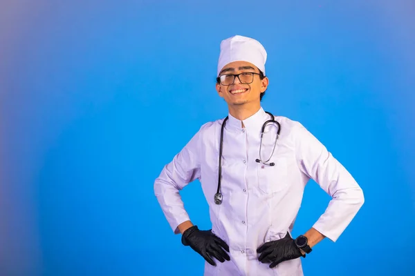 Doctor Uniforme Médico Blanco Con Estetoscopio Puso Las Manos Cintura —  Fotos de Stock