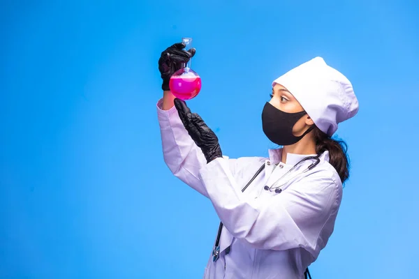 Young Nurse Face Hand Mask Holds Test Flask Looks High — Stock Photo, Image