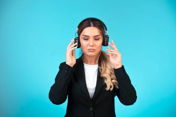 Ung Flicka Svart Blazer Bär Hörlurar Och Koppla Högkvalitativt Foto — Stockfoto