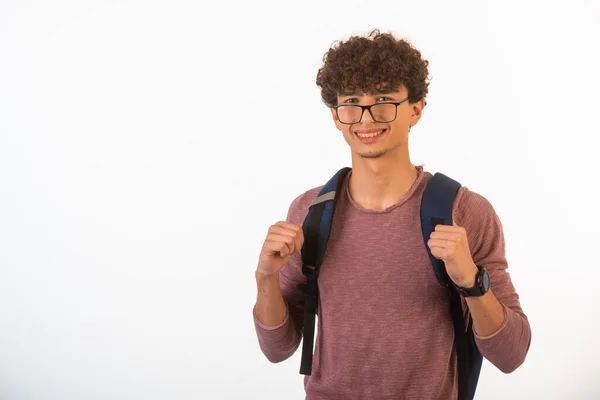 Menino Cabelo Encaracolado Óculos Ótimos Segurando Sua Mochila Feliz Alegre — Fotografia de Stock