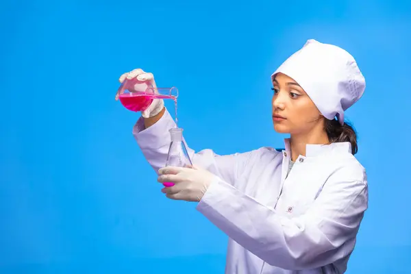 若い看護師は化学反応を注意深く行う 高品質の写真 — ストック写真
