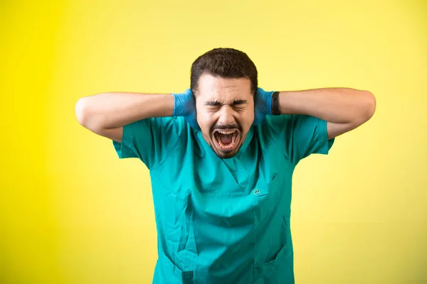 Médico Uniforme Máscara Mão Cobrindo Seus Ouvidos Tendo Choque Emocional — Fotografia de Stock