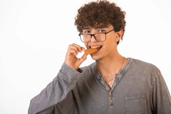 Niño Con Pelos Rizados Gafas Ópticas Degustando Una Galleta Buscando —  Fotos de Stock