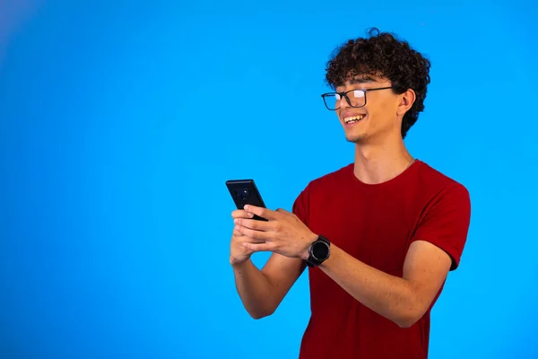 Hombre Con Camisa Roja Tomando Selfie Teléfono Inteligente Foto Alta — Foto de Stock