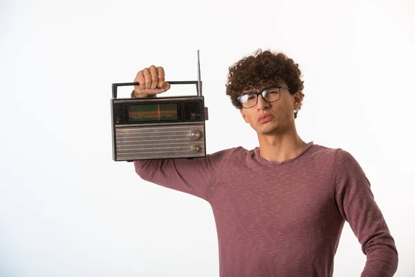 Cabello Rizado Niño Gafas Ópticas Sosteniendo Una Radio Vintage Buscando —  Fotos de Stock