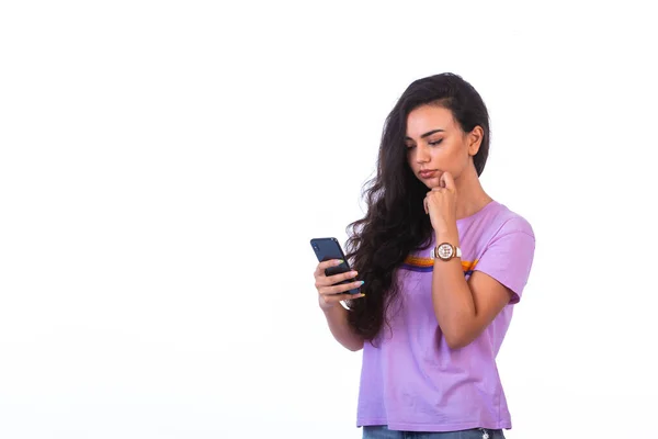 Menina Ter Uma Chamada Vídeo Com Smartphone Preto Parece Sério — Fotografia de Stock