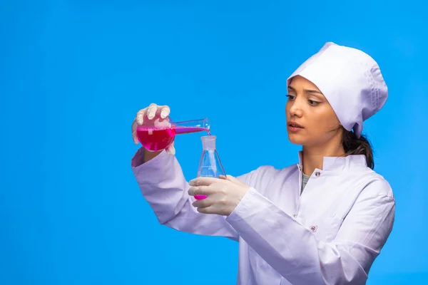 白い制服を着た若い看護師が生物学的反応をチェックする 高品質の写真 — ストック写真
