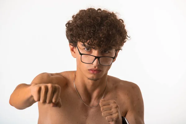 Cabello Rizado Niño Gafas Ópticas Perforando Con Mano Derecha Foto —  Fotos de Stock