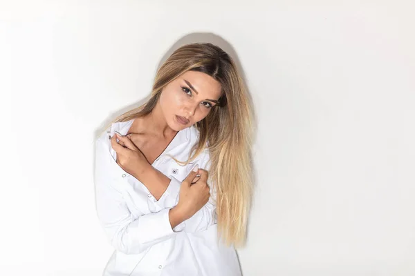 Blond Model Wit Shirt Ziet Verleidelijk Gepassioneerd Uit Hoge Kwaliteit — Stockfoto