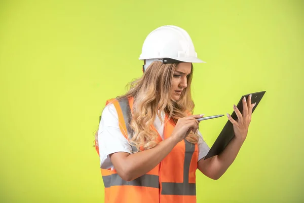 Ingenieurin Mit Weißem Helm Und Ausrüstung Hält Die Checkliste Und — Stockfoto