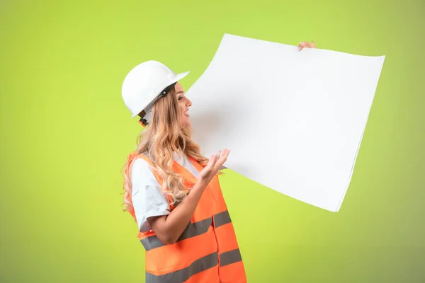 Ingenieurin Mit Weißem Helm Und Lesegerät Hochwertiges Foto — Stockfoto