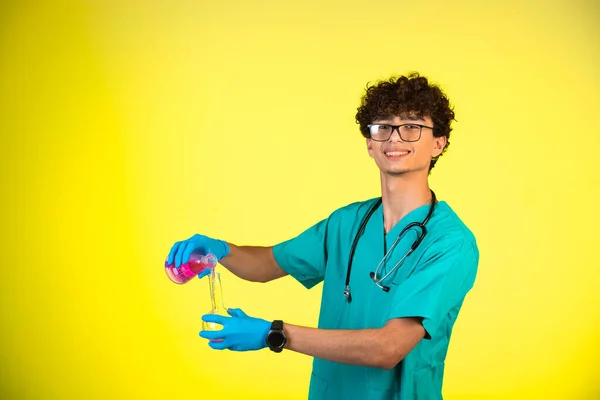 Lockiges Haar Junge Medizinischer Uniform Und Handmasken Tun Reaktion Mit — Stockfoto