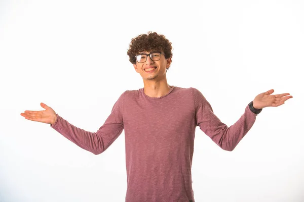 Menino Cabelo Encaracolado Óculos Otimizados Parece Bem Sucedido Sortudo Foto — Fotografia de Stock