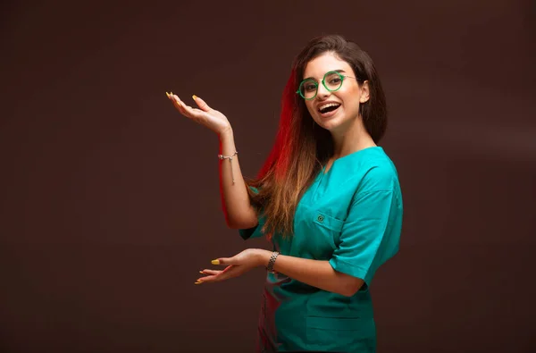 Young Girl Introducing Something High Quality Photo — Stock Photo, Image