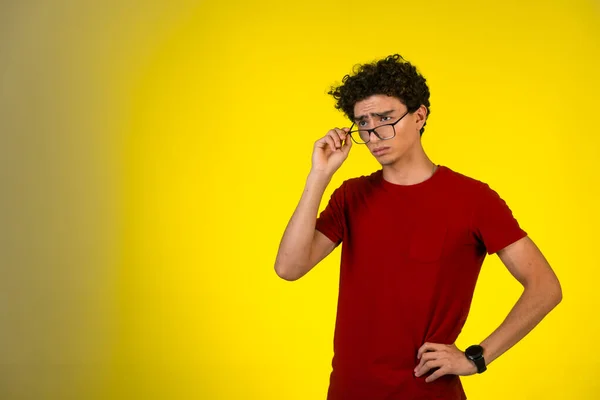 Hombre Camisa Roja Lleva Gafas Confundido Foto Alta Calidad —  Fotos de Stock