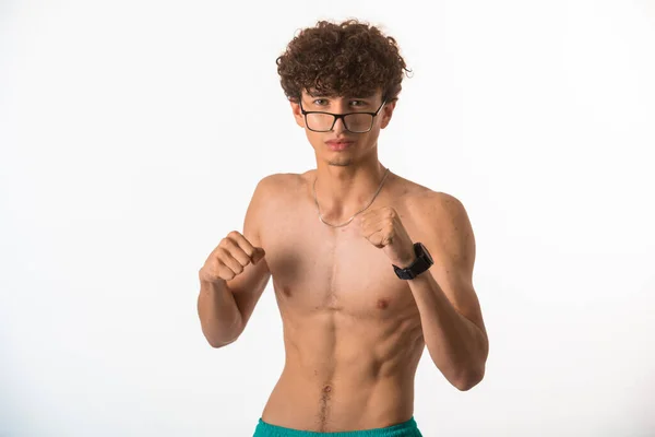 裸の位置で光学メガネのトレーニングでかわいい髪の男の子 高品質の写真 — ストック写真