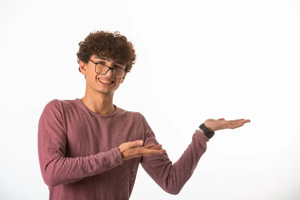 Lockiger Junge Mit Brille Der Etwas Zeigt Und Lacht Hochwertiges — Stockfoto