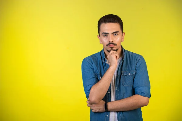 Een Man Die Zijn Borst Vasthoudt Aandachtig Nadenkt Hoge Kwaliteit — Stockfoto