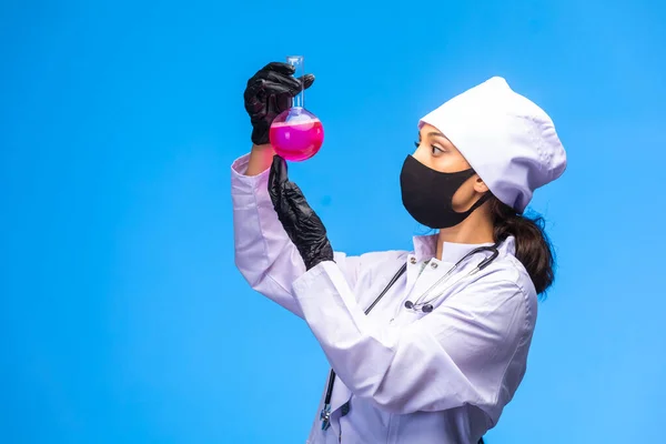 Young Nurse Face Hand Mask Holds Test Flask Follows Chemical — Stock Photo, Image