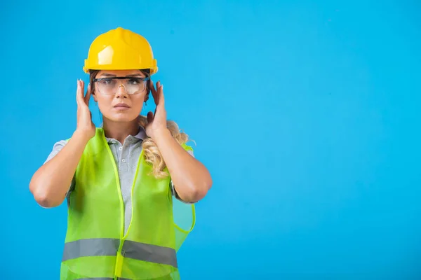 Female Engineer Yellow Helmet Gear Wearing Preventive Eyeglasses High Quality — Stock Photo, Image