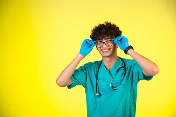 Lockiger Junge Arztuniform Und Handmasken Mit Optikbrille Hochwertiges Foto — Stockfoto