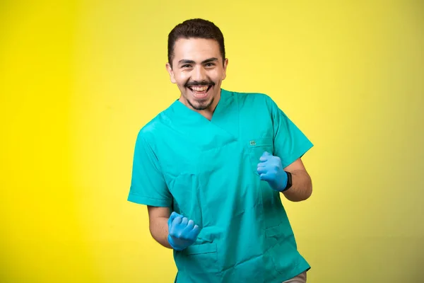Arzt Grüner Uniform Und Handmaske Lächelt Und Zeigt Sein Glück — Stockfoto