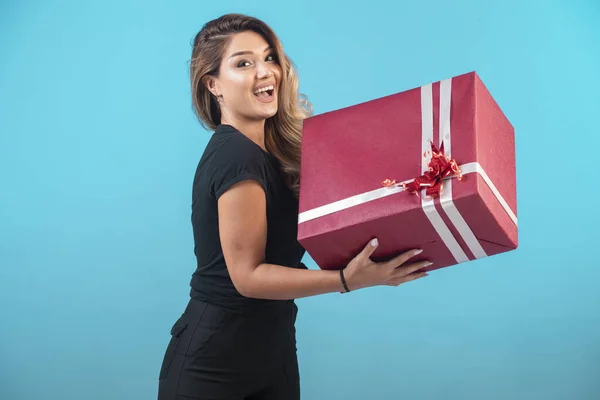 Young Girl Black Shirt Holding Big Gift Box Feels Positive — Stock Photo, Image
