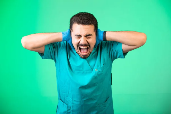 Médico Uniforme Máscara Mão Cobrindo Seus Ouvidos Tendo Choque Emocional — Fotografia de Stock