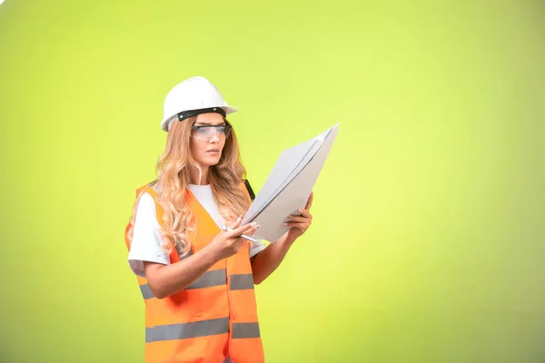 Женщина Инженер Шлеме Передач Держит План Проекта Читает Высокое Качество — стоковое фото