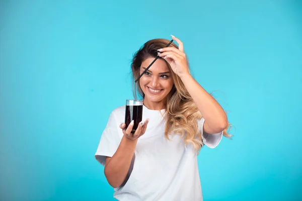 Ung Flicka Vit Skjorta Som Håller Ett Glas Svart Cocktail — Stockfoto