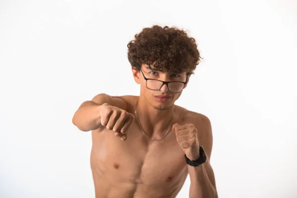 Cabello Rizado Niño Gafas Ópticas Boxeo Entrenamiento Foto Alta Calidad —  Fotos de Stock