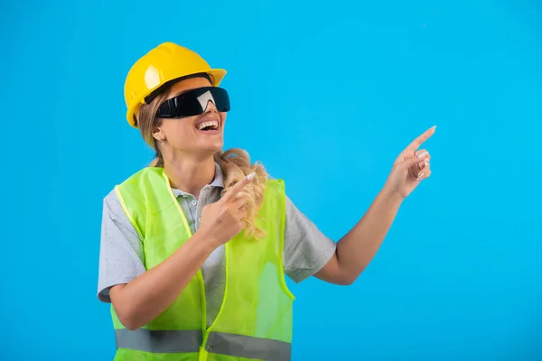 Женщина Инженер Жёлтом Шлеме Защитных Очках Высокое Качество Фото — стоковое фото