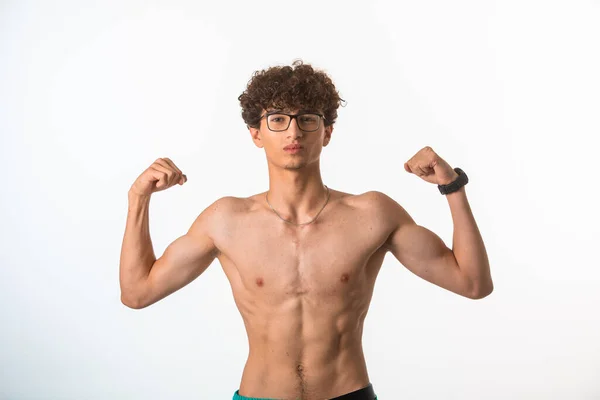 Cabelo Encaracolado Menino Óculos Óptimos Mostrando Seus Músculos Corpo Uma — Fotografia de Stock