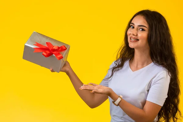 Jeune Fille Posant Avec Une Boîte Cadeau Dans Main Sentant — Photo