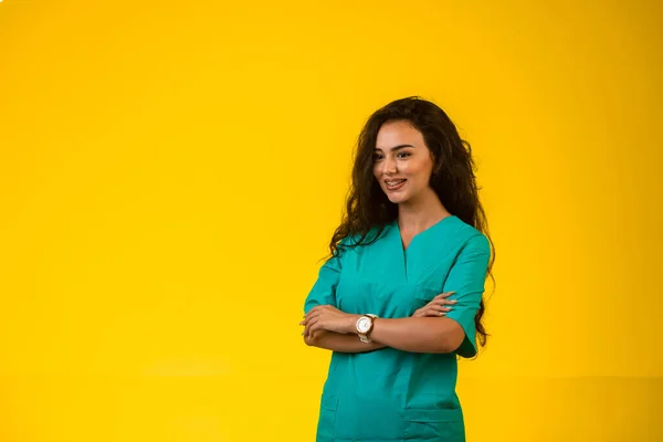 Krankenschwester Schließt Die Hände Und Lächelt Hochwertiges Foto — Stockfoto