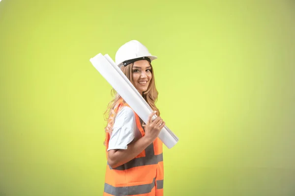 Ingenieurin Mit Helm Und Ausrüstung Hält Den Bauplan Der Hand — Stockfoto