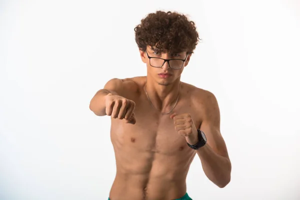 眼鏡ボクシングのかわいい髪の男の子 高品質の写真 — ストック写真