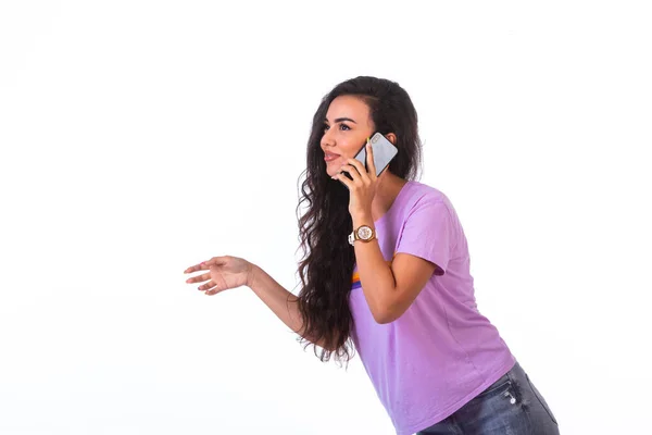 Młoda Dziewczyna Rozmawia Przez Telefon Wysokiej Jakości Zdjęcie — Zdjęcie stockowe