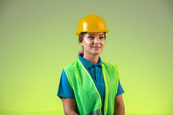 Γυναίκα Μηχανικός Κίτρινο Κράνος Και Γρανάζι Υψηλής Ποιότητας Φωτογραφία — Φωτογραφία Αρχείου