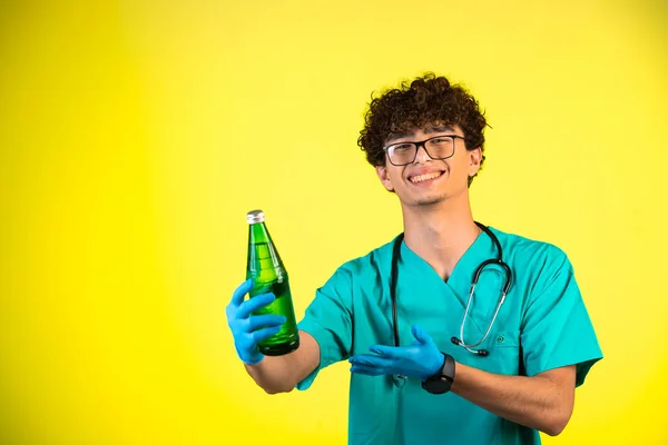 Lockiger Junge Medizinischer Uniform Und Handmasken Die Eine Flasche Flüssigkeit — Stockfoto