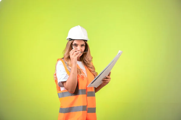 Ingenieurin Mit Helm Und Ausrüstung Hält Projektplan Der Hand Und — Stockfoto