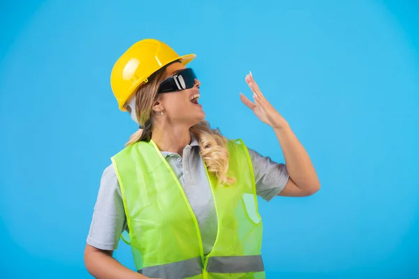 Kobieta Inżynier Żółtym Hełmie Sprzęt Noszący Okulary Zapobiegawcze Ray Uśmiechnięty — Zdjęcie stockowe