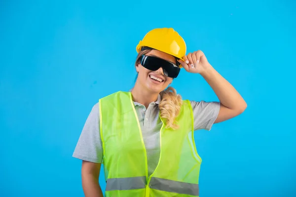 Kvinnlig Ingenjör Gul Hjälm Och Utrustning Bär Ray Förebyggande Glasögon — Stockfoto