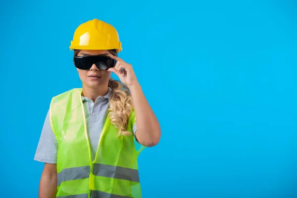 Kobieta Inżynier Żółtym Hełmie Sprzęt Noszący Okulary Zapobiegawcze Ray Udając — Zdjęcie stockowe